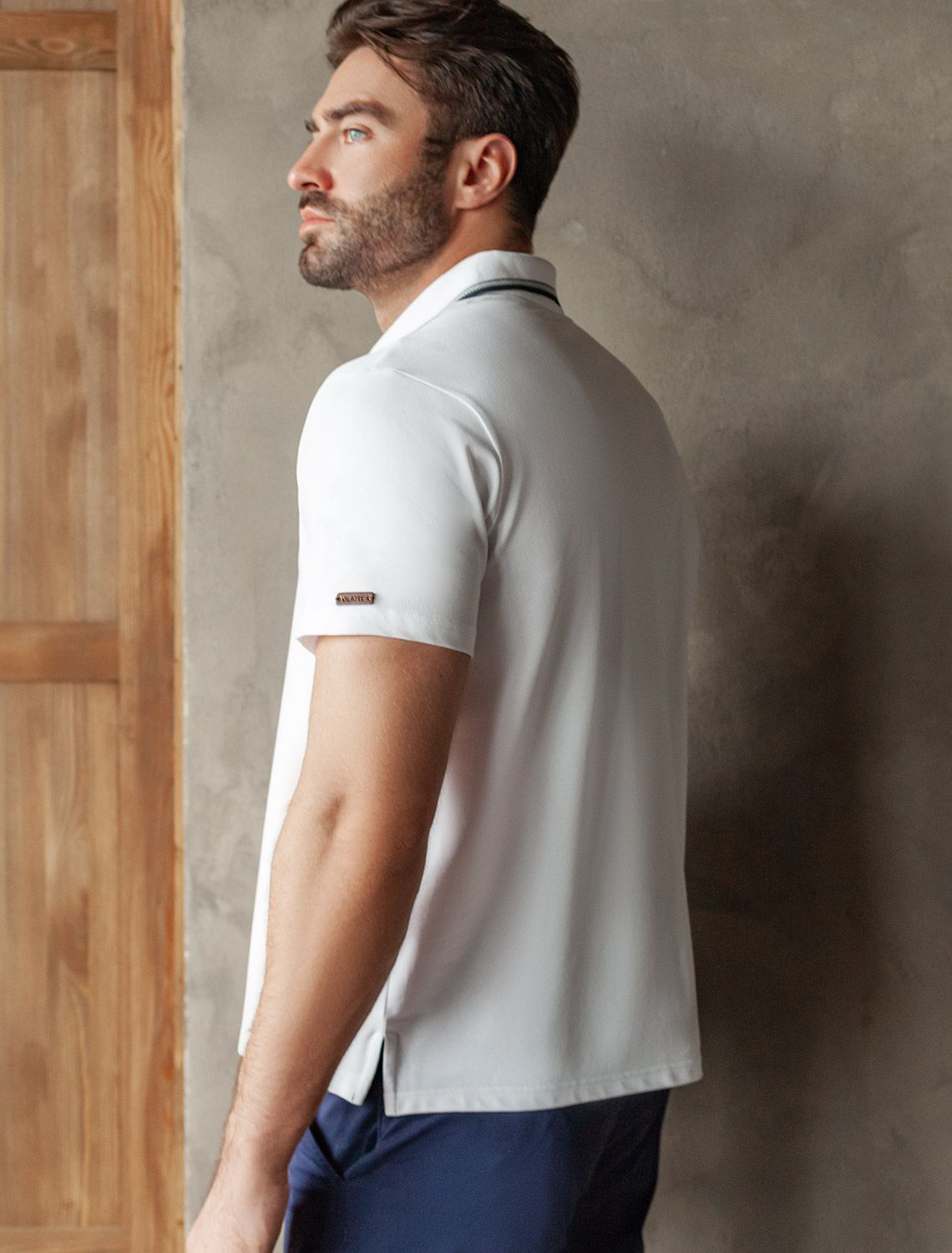 Футболка-поло из фактурного трикотажа U49.012 белый