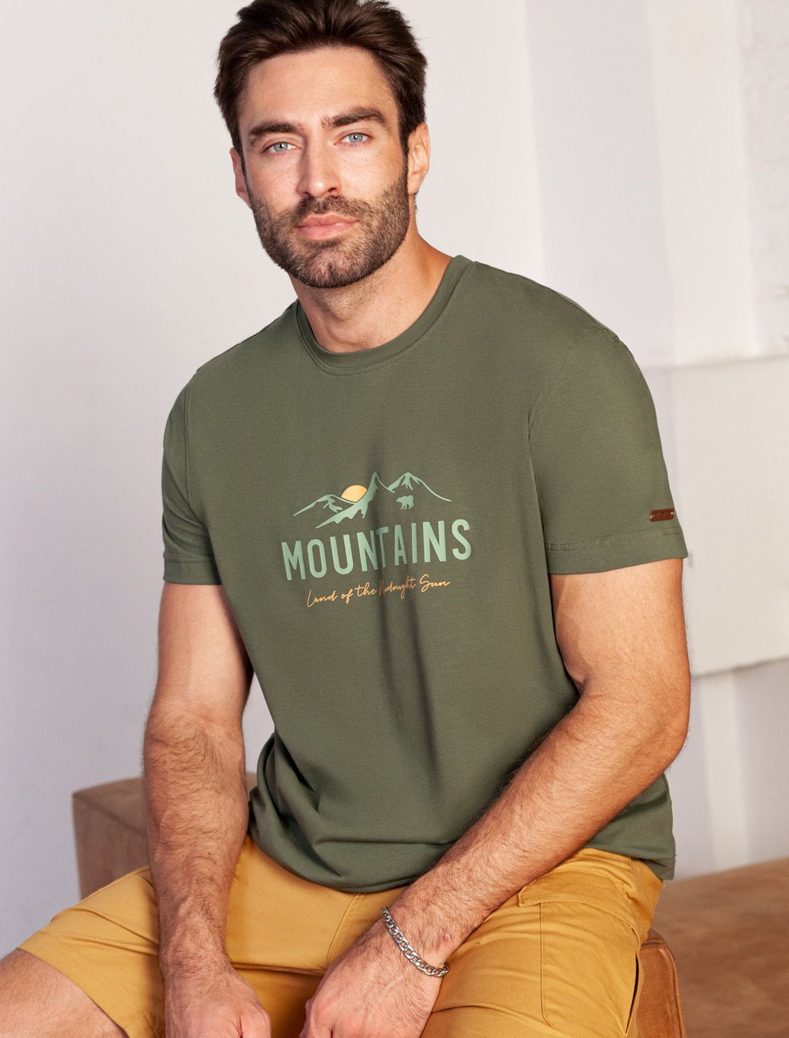 Футболка из премиального хлопка с авторским принтом U49.045 т.оливковый_горы