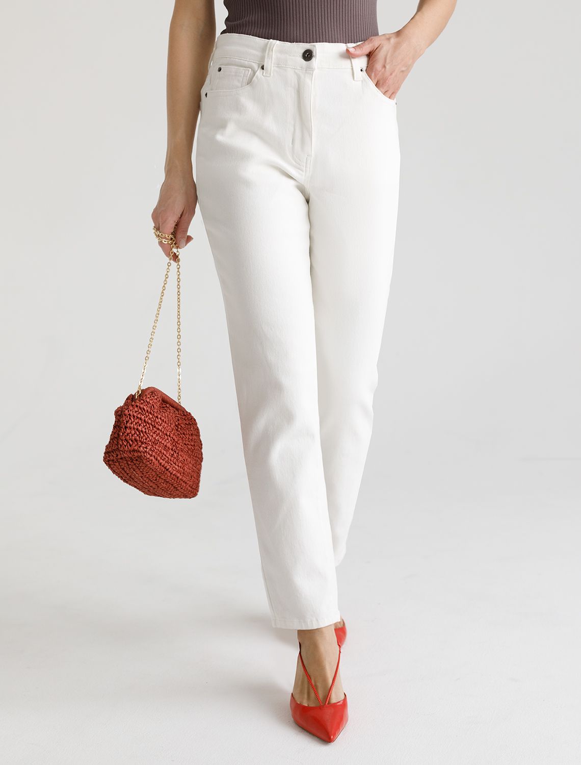 Джинсы mom-fit из эластичного денима D54.109 белый