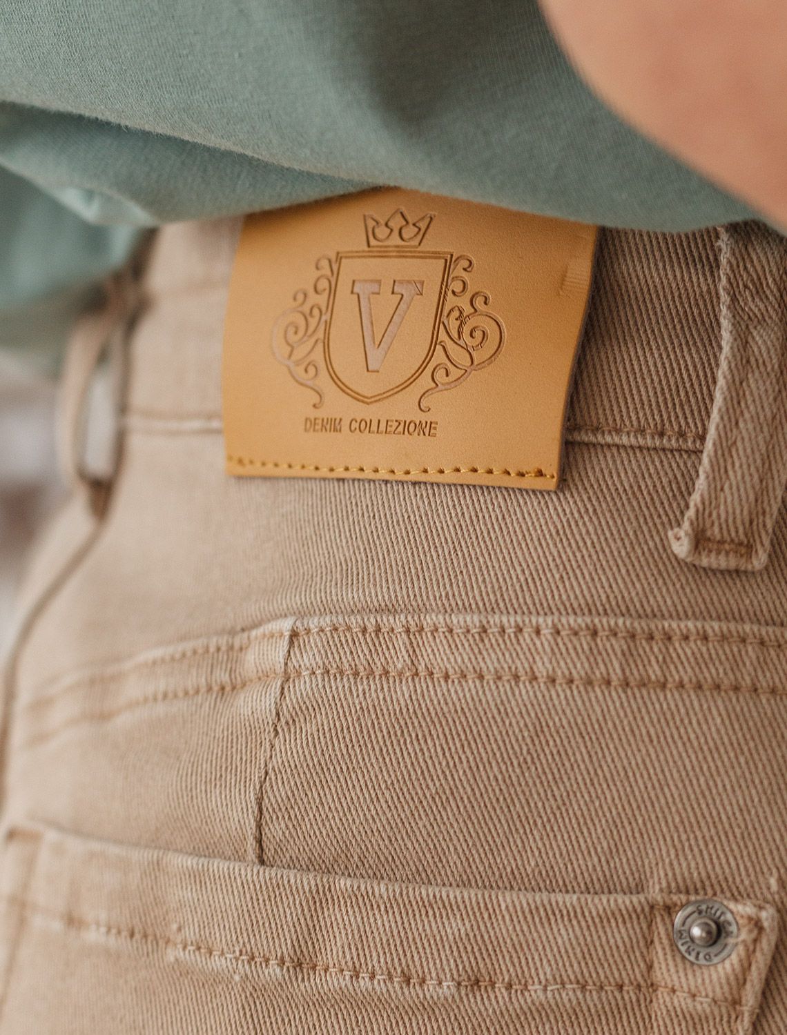 Джинсы mom-fit из эластичного денима D54.109 бежевый