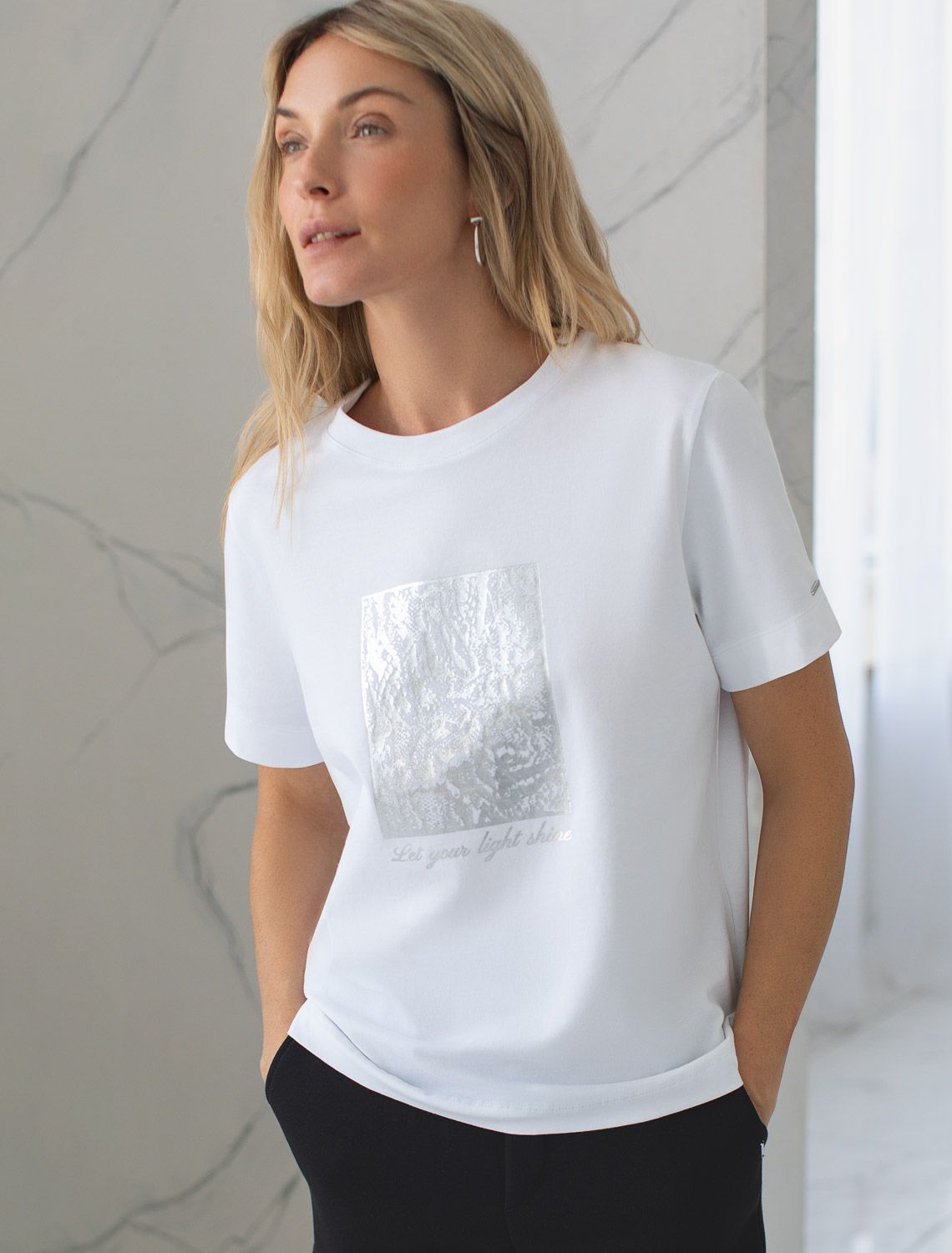 Футболка из премиального хлопка с авторским принтом D49.110 белый_light shine