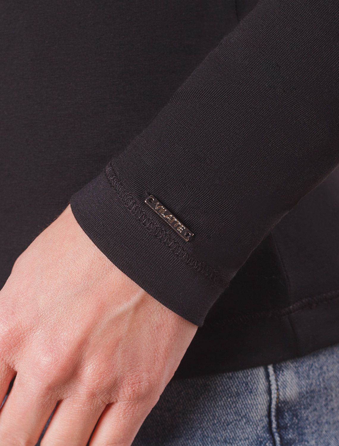 Лонгслив из премиального хлопка с эластаном D49.116 черный