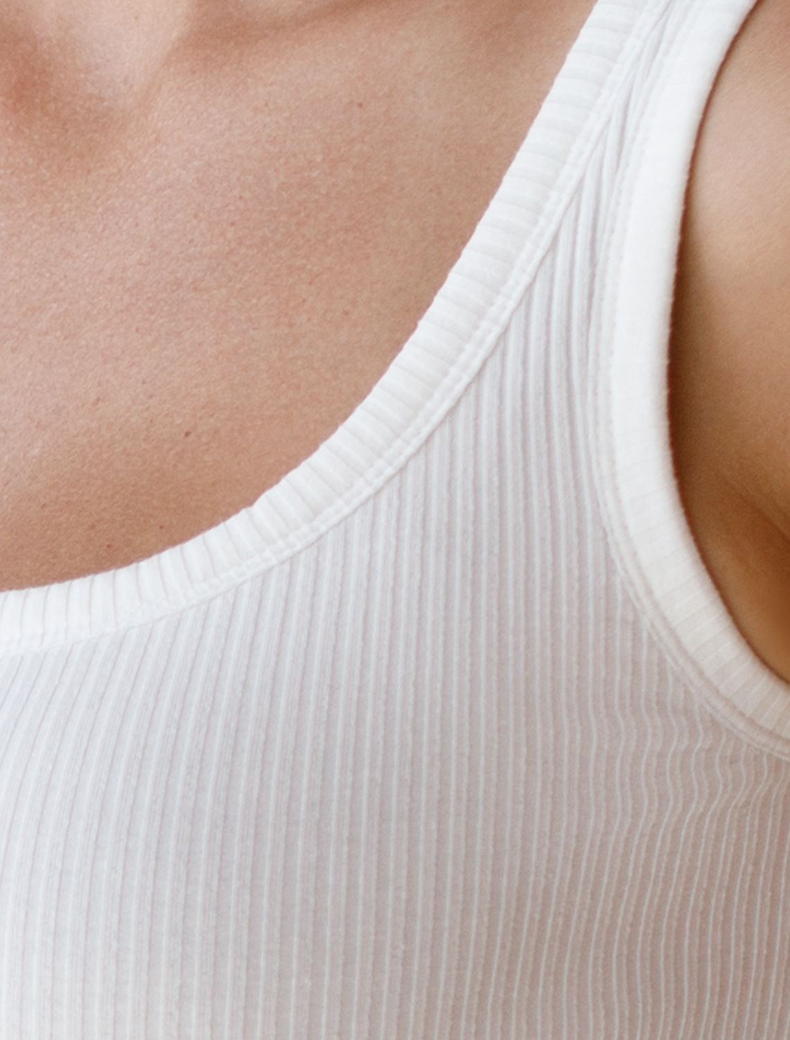 Топ из трикотажа в широкий рубчик D43.224 белый