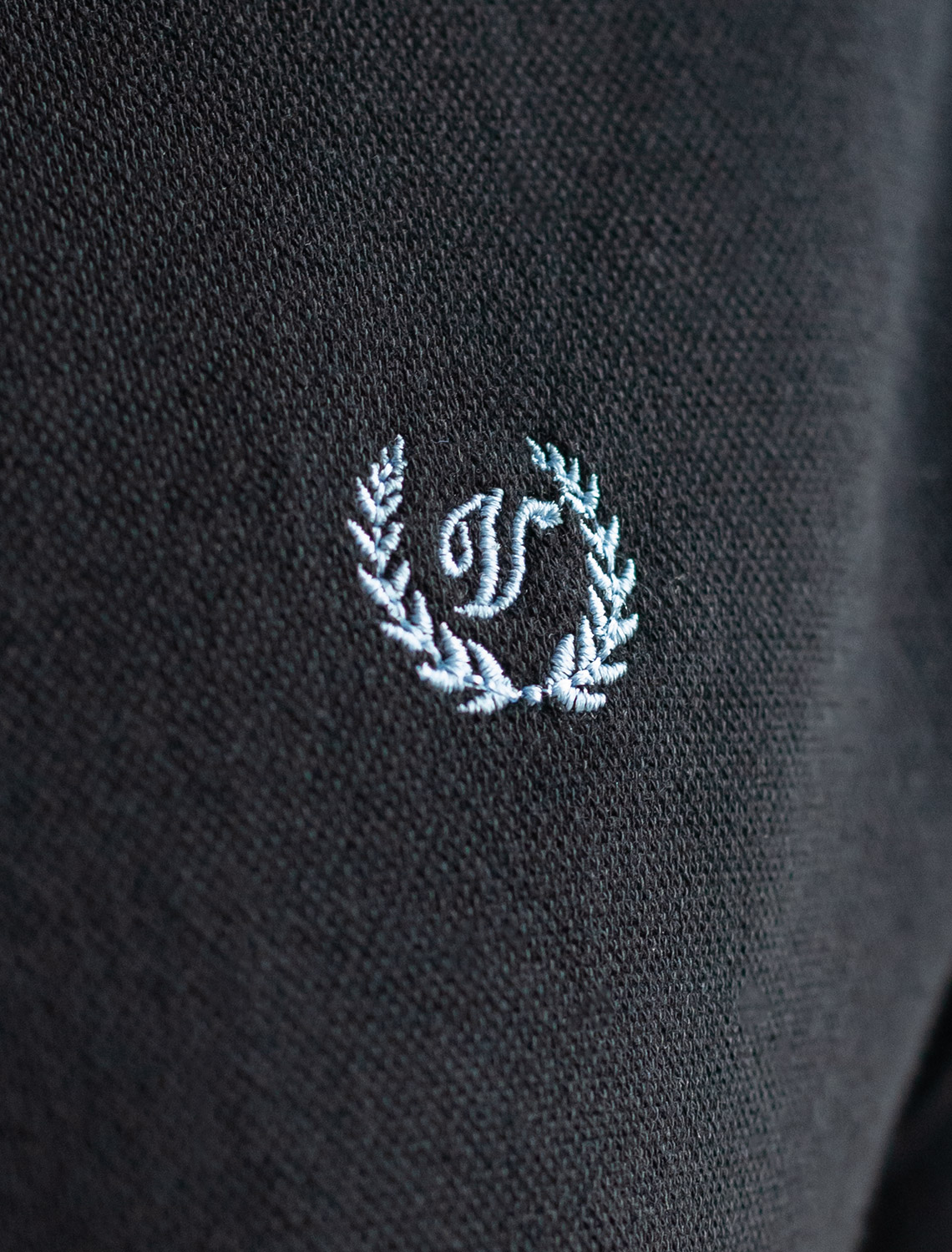 Футболка-поло из фактурного трикотажа U49.012 черный