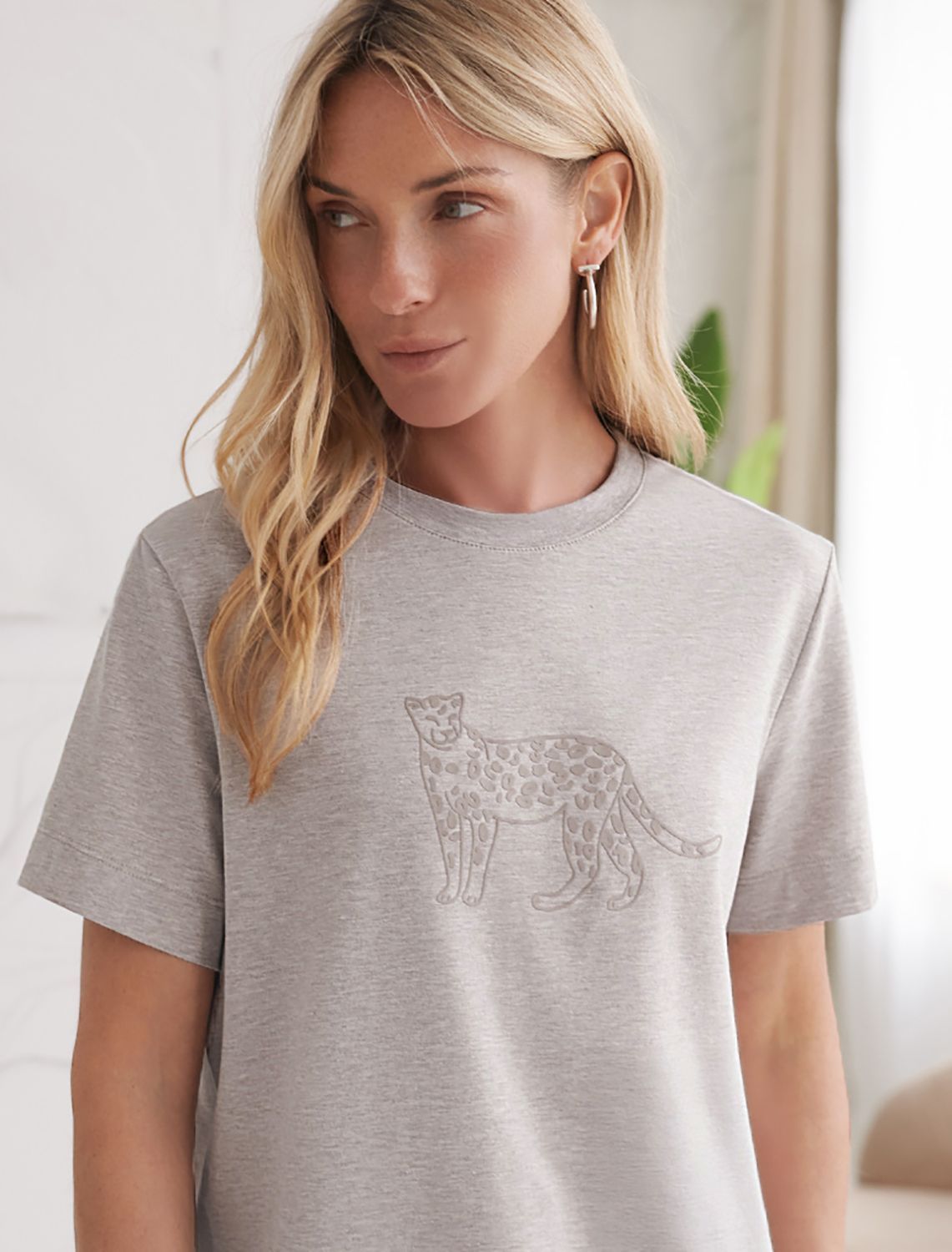 Футболка из премиального хлопка с авторским принтом D49.110 кофейный меланж_леопард