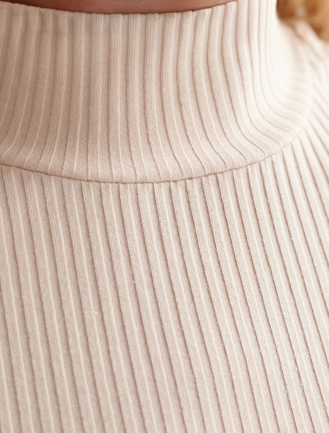 Футболка из фактурного трикотажа в рубчик D49.104 овсяный