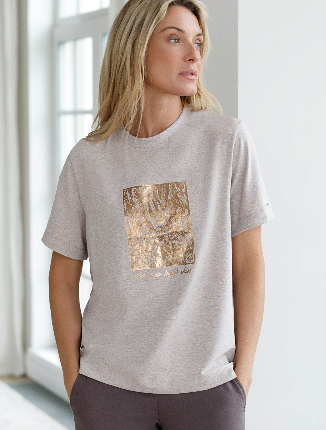 Футболка из премиального хлопка с авторским принтом D49.110 кофейный меланж_light shine