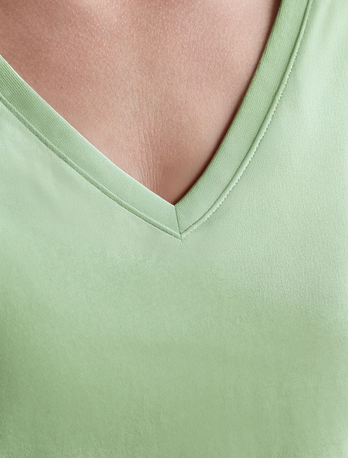 Ст.цена 970р Футболка из 100% хлопка с V-образным вырезом D49.091 фисташковый