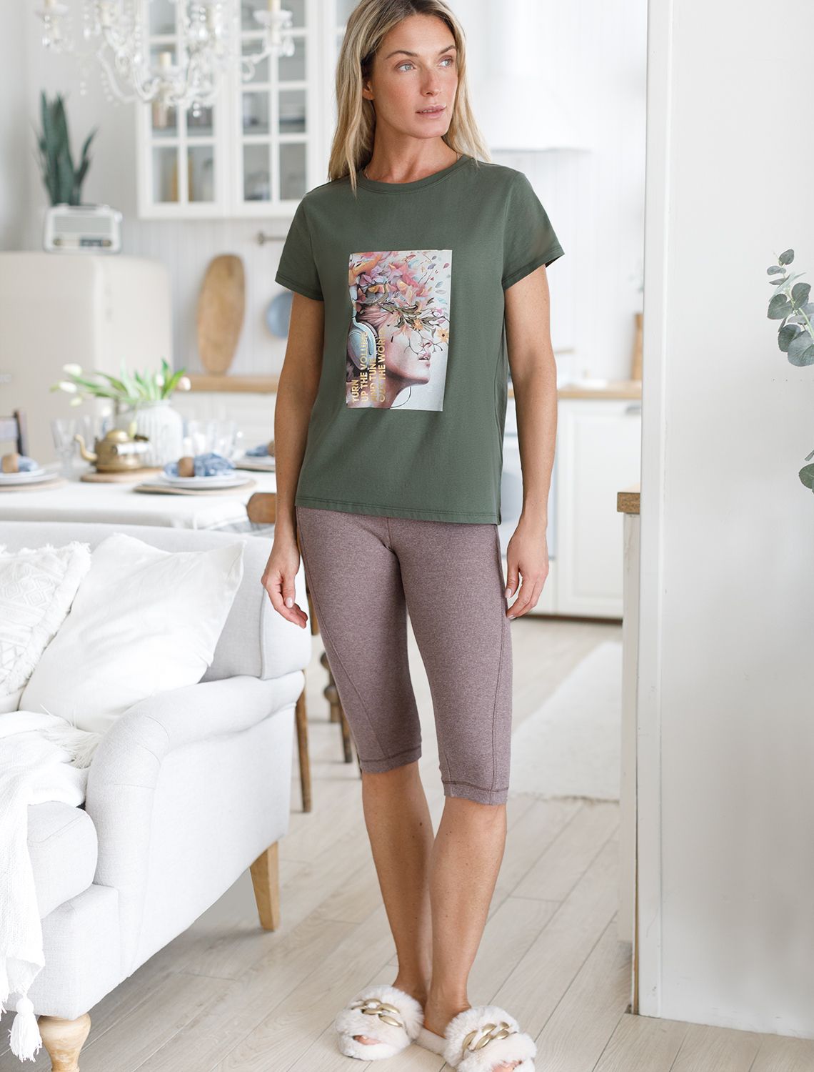 Ст.цена 990р Футболка из 100% хлопка с авторским принтом. D49.092 т.оливковый_turn up the volum