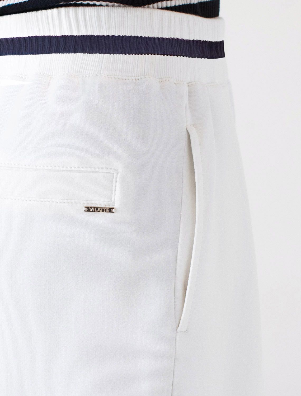 Ст.цена 2390р Укороченные широкие брюки из эластичного футера двухнитки D44.141 белый