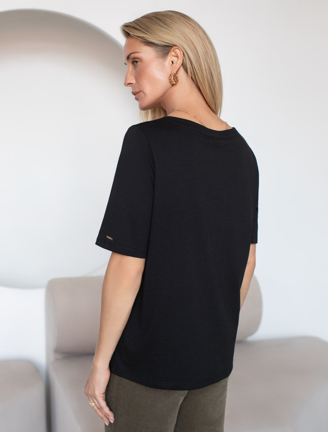 Ст.цена 970р Футболка из 100% хлопка с V-образным вырезом D49.091 черный