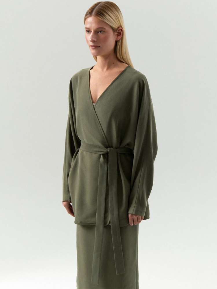 Жакет с объемными рукавами на поясе ,
58% тенсел, 27% вискоза, 15% лен ,