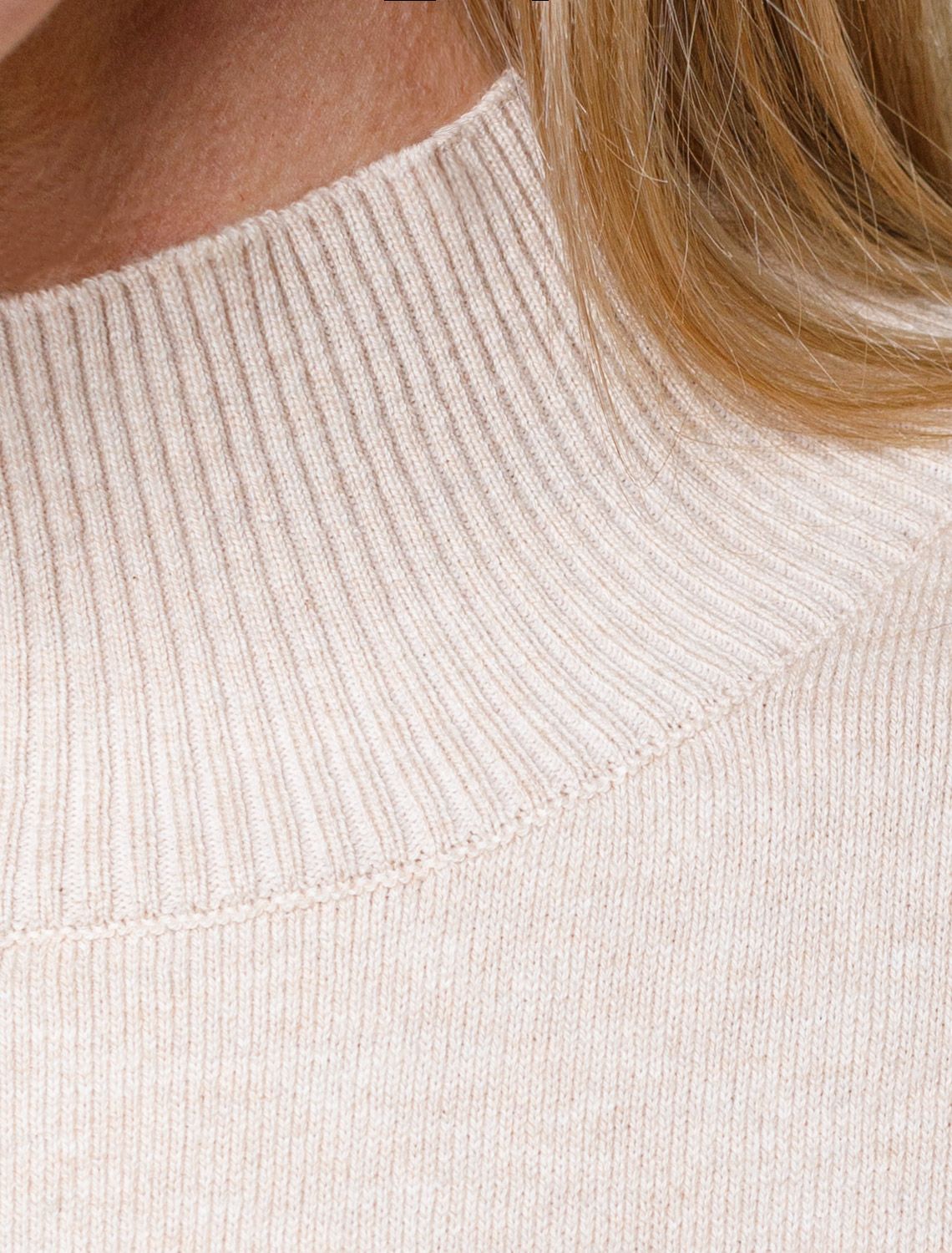 Ст.цена 1750р Джемпер тонкой вязки из хлопка с нейлоном D34.201 бежевый меланж