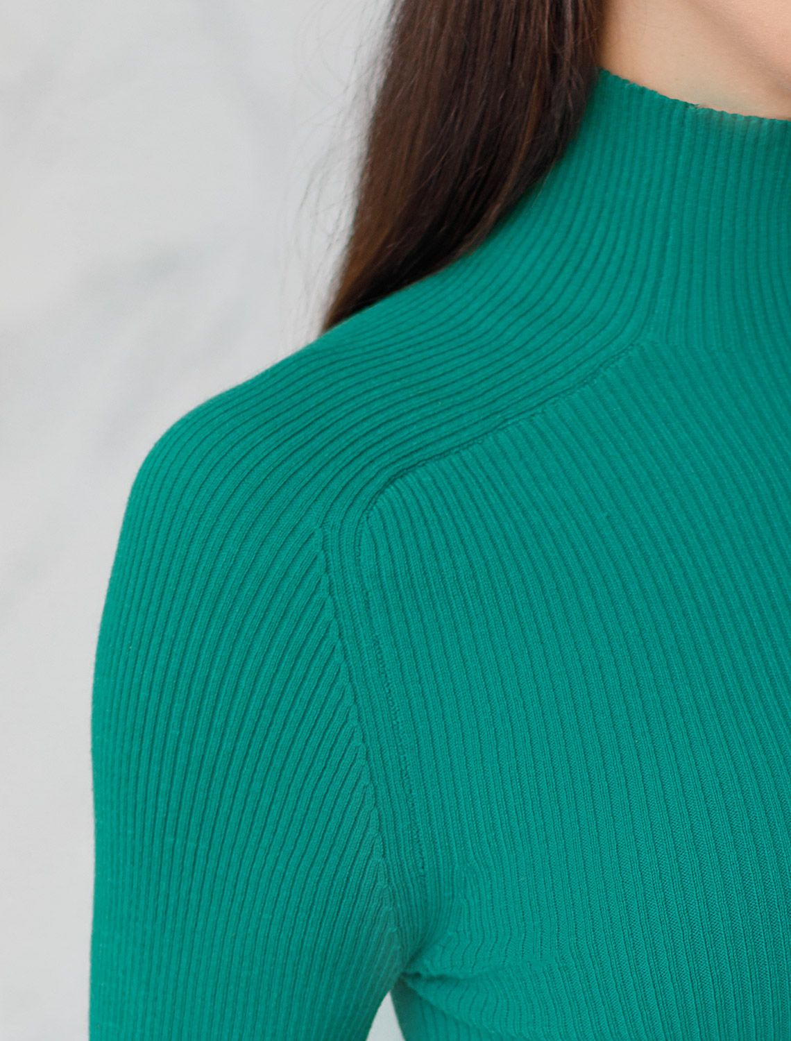 Ст.цена 1750р Водолазка тонкой вязки в рубчик из хлопка с нейлоном D34.198 зеленый