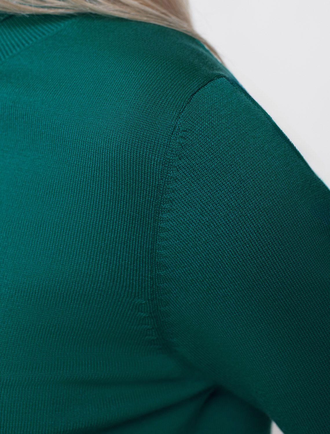 Ст.цена 1890р Водолазка тонкой вязки из хлопка с нейлоном D34.197 зеленый