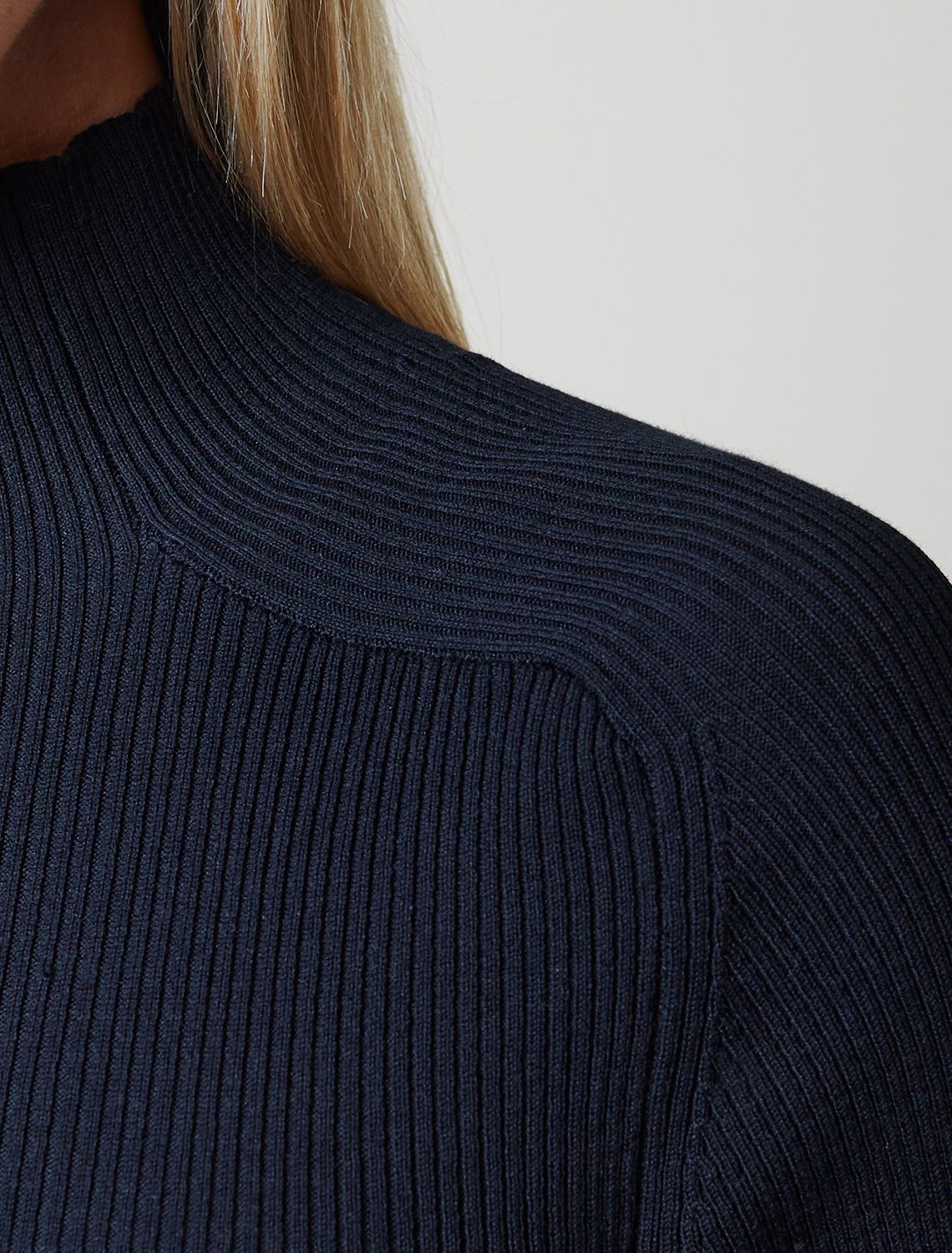 Ст.цена 1750р Водолазка тонкой вязки в рубчик из хлопка с нейлоном D34.198 черный