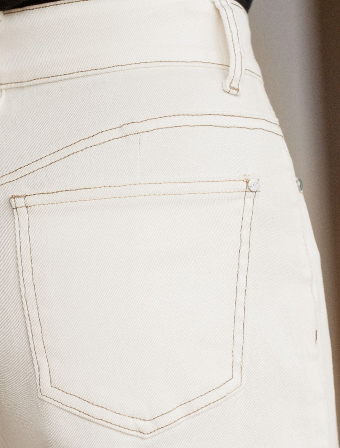 Ст.цена 2790р Джинсы-трубы с контрастной строчкой D54.093 белый