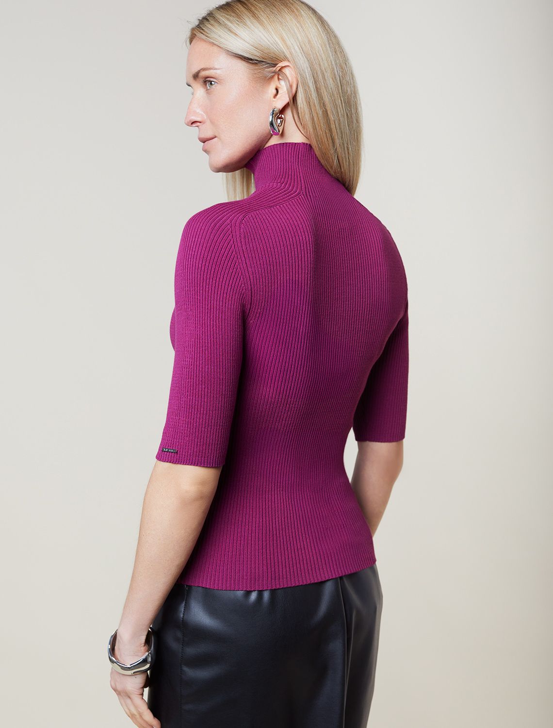 Водолазка тонкой вязки в рубчик из хлопка с нейлоном D34.198 пурпурный