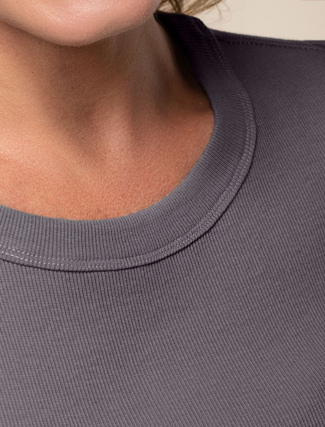 Ст.цена 1190р Футболка из фактурного трикотажа в рубчик D49.043 т.серый