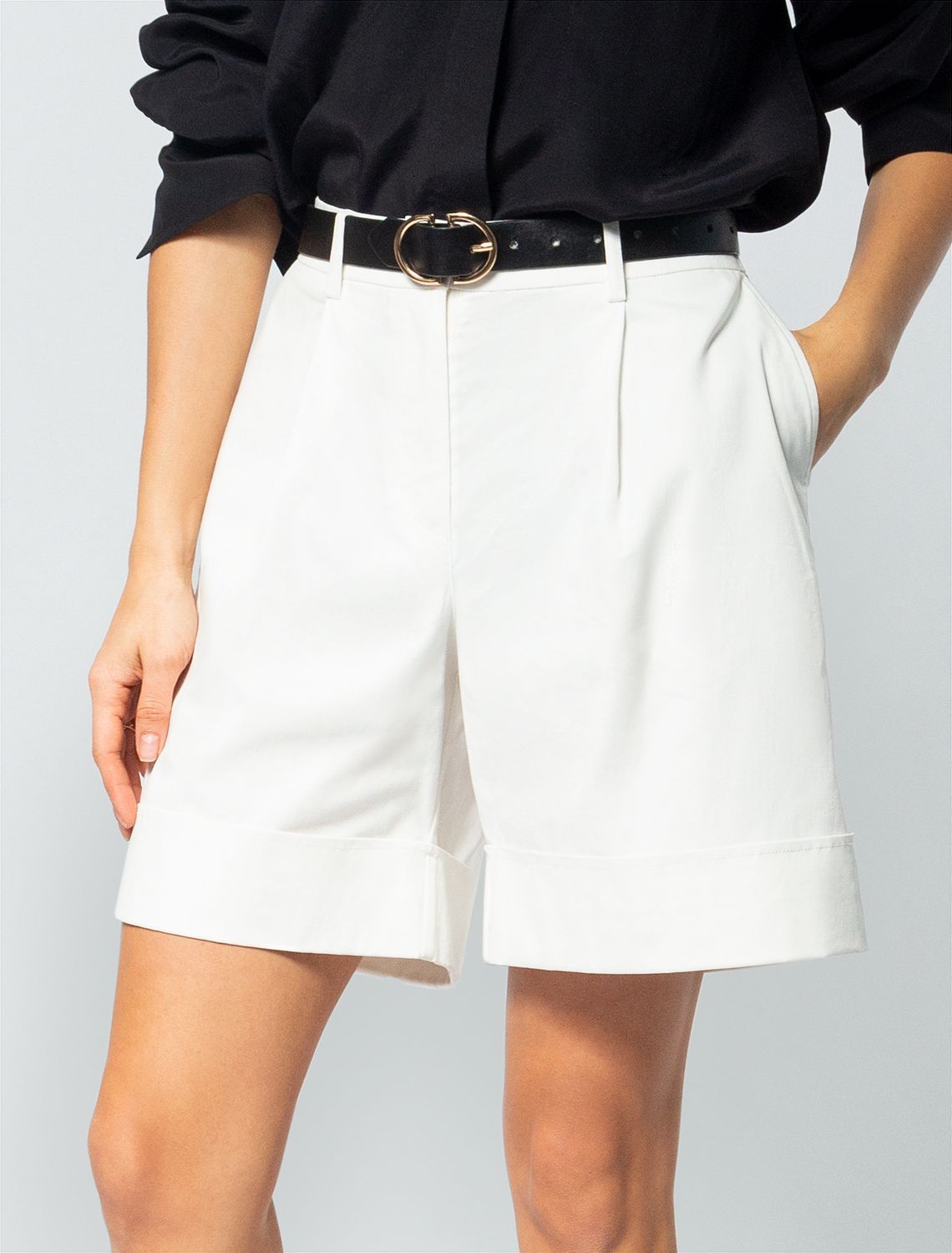 Ст.цена 1990р Шорты из тонкого хлопкового твила с эластаном D28.055 белый