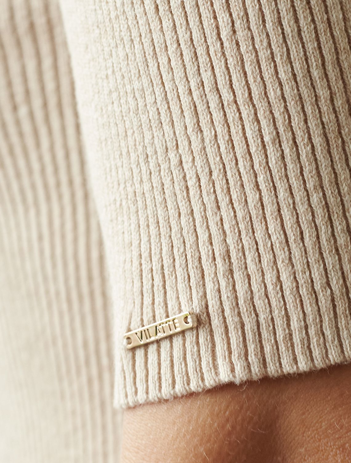 Водолазка тонкой вязки в рубчик из хлопка с нейлоном D34.198 бежевый меланж