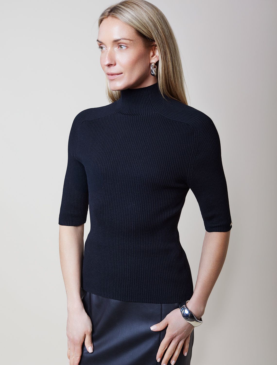 Водолазка тонкой вязки в рубчик из хлопка с нейлоном D34.198 черный