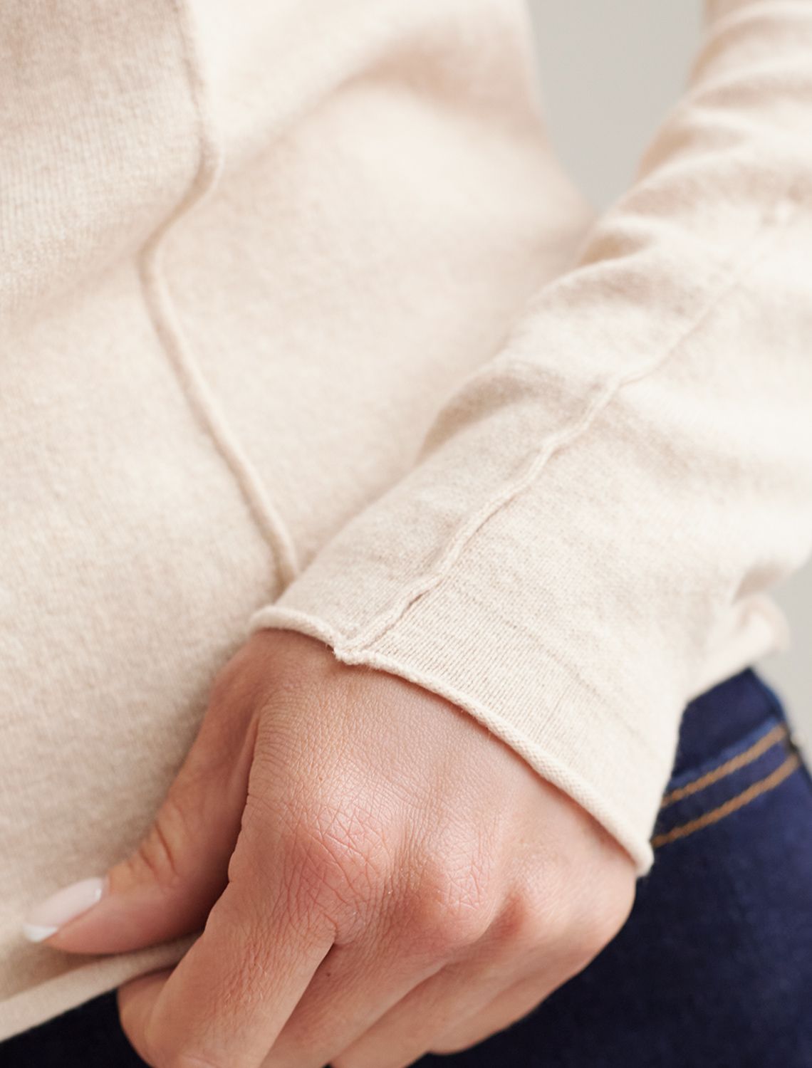 Джемпер тонкой вязки из хлопка с нейлоном D39.354 бежевый меланж