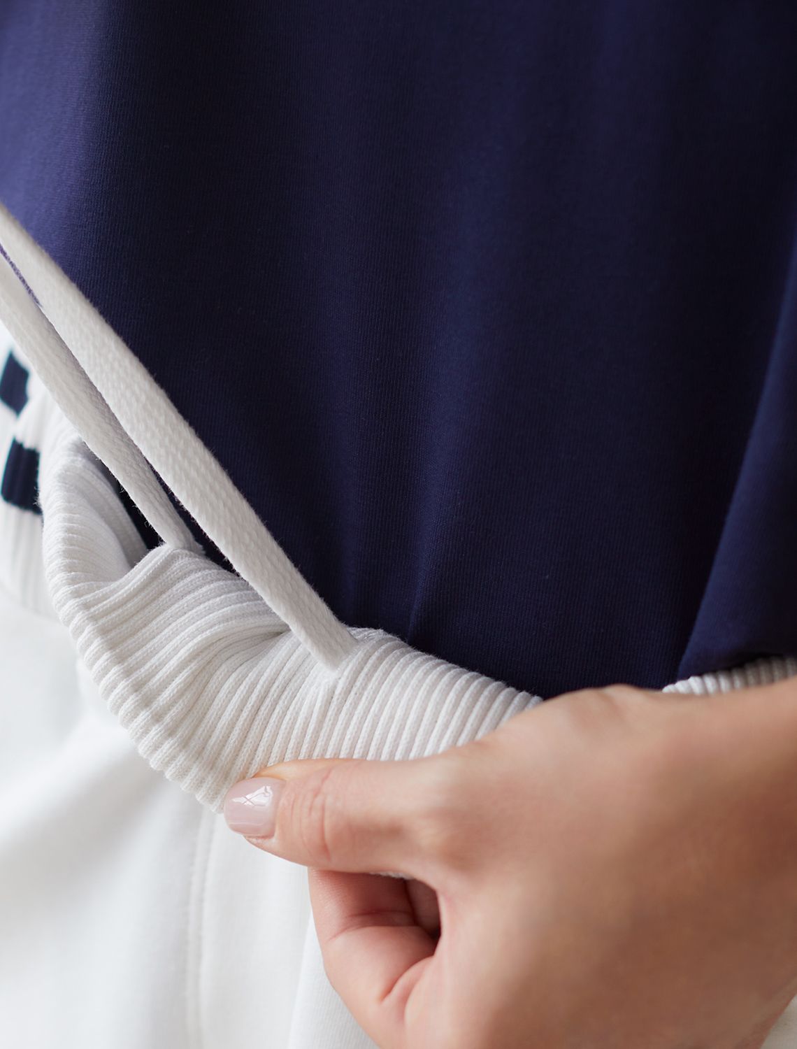 Шорты из эластичного футера-двухнитки D48.009 белый