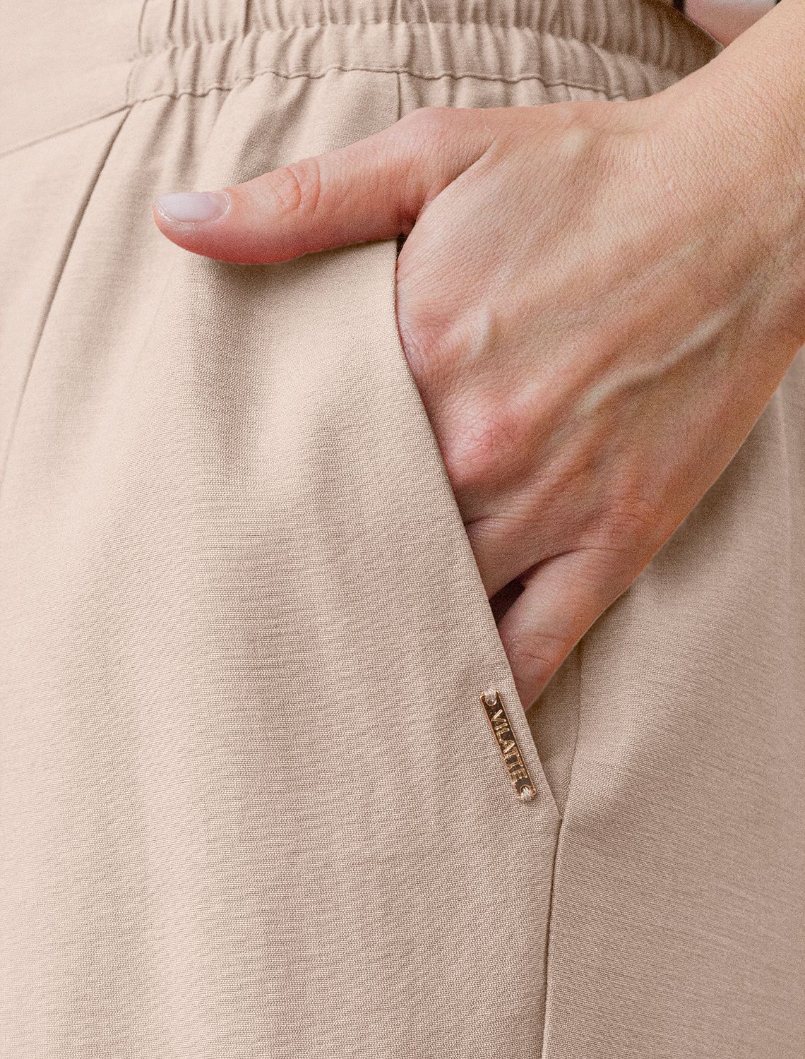 Ст.цена 2590р Брюки из плотного лиоцелла D24.265 светло-бежевый