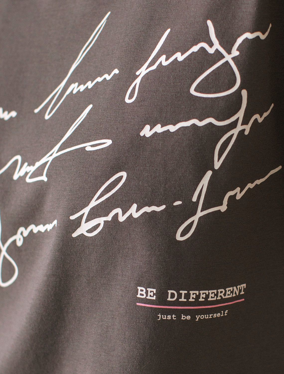 Ст.цена 1490р Футболка из премиального хлопка с авторским принтом D49.983 кофе_be different