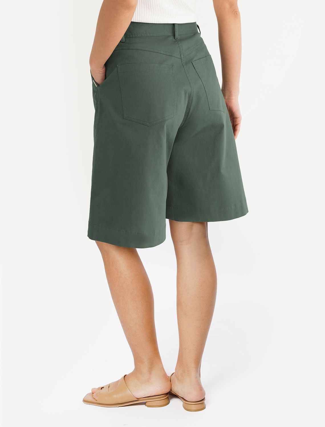 Ст.цена 2490р Шорты-бермуды с защипами D28.058 темно-оливковый