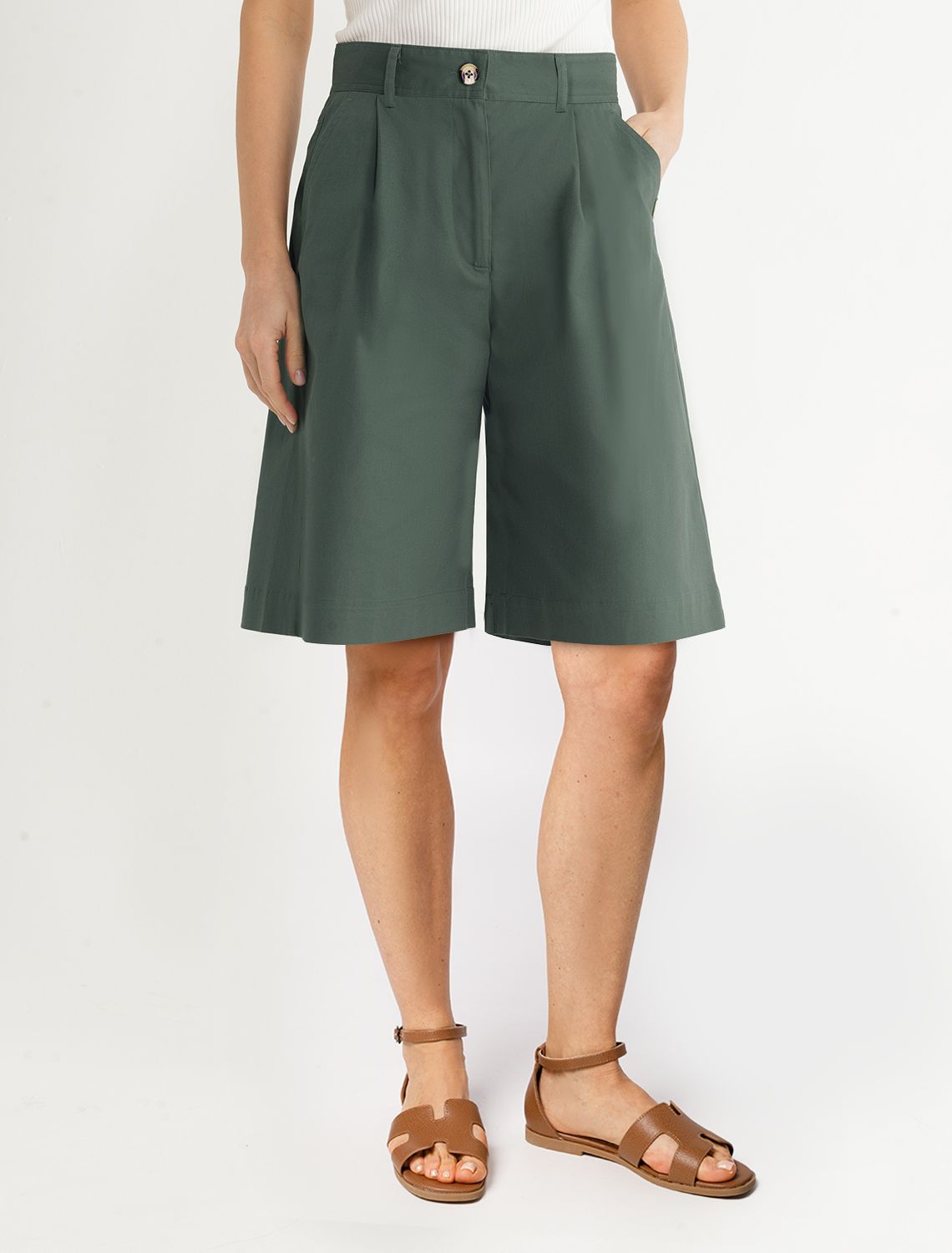 Ст.цена 2490р Шорты-бермуды с защипами D28.058 темно-оливковый