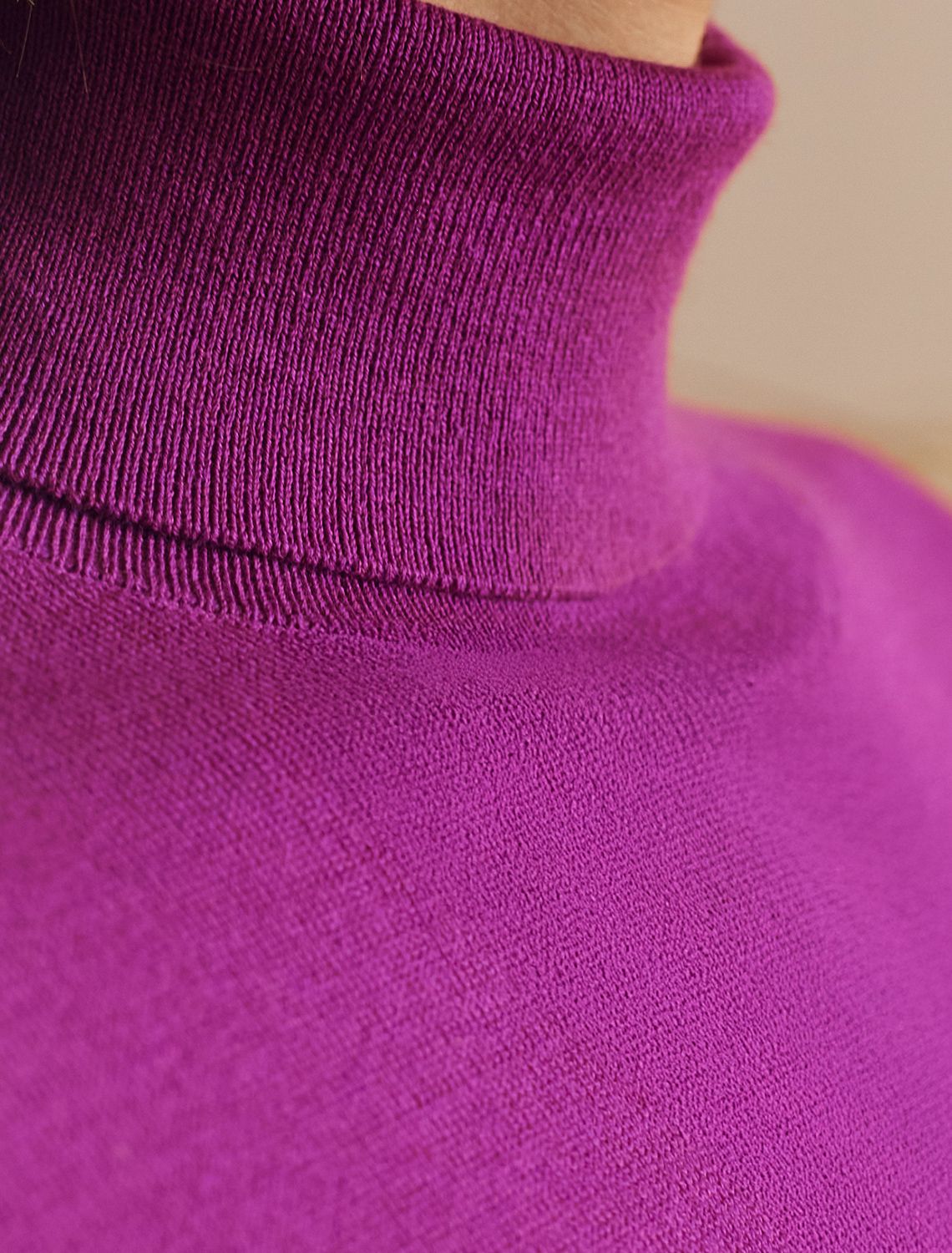 Водолазка тонкой вязки из хлопка с нейлоном D34.197 пурпурный