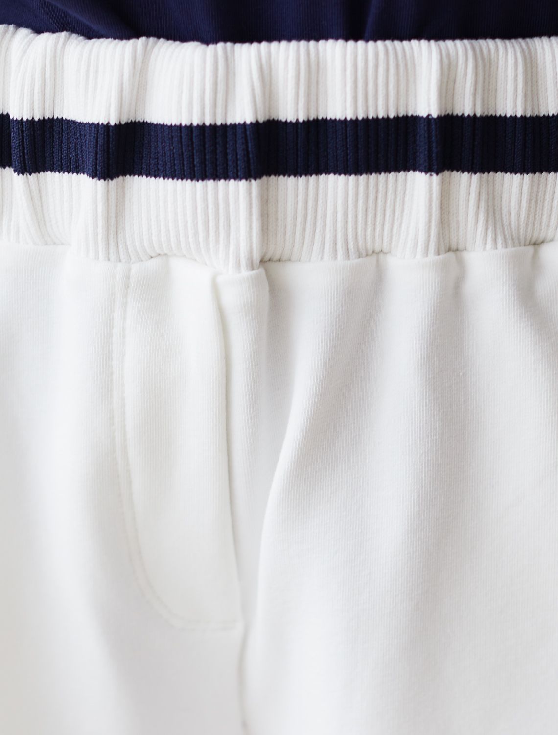 Шорты из эластичного футера-двухнитки D48.009 белый