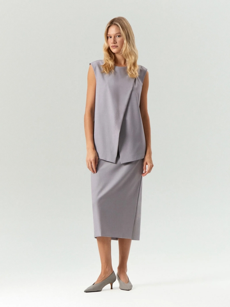 Топ из костюмной ткани с поясом ,
60% полиэстер, 37% вискоза, 3% эластан ,