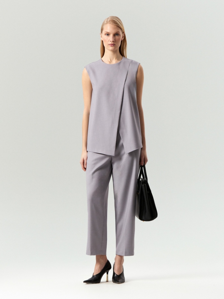 Брюки зауженного кроя ,
60% полиэстер, 37% вискоза, 3% эластан ,