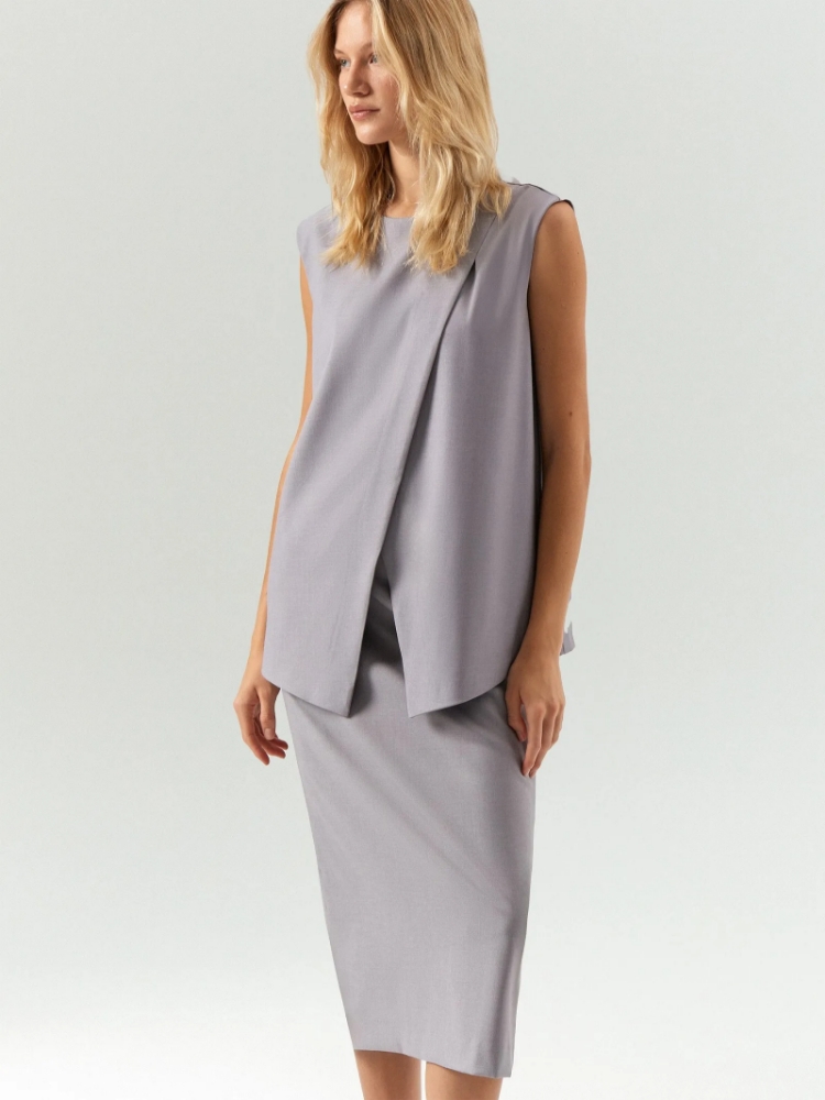 Топ из костюмной ткани с поясом ,
60% полиэстер, 37% вискоза, 3% эластан ,