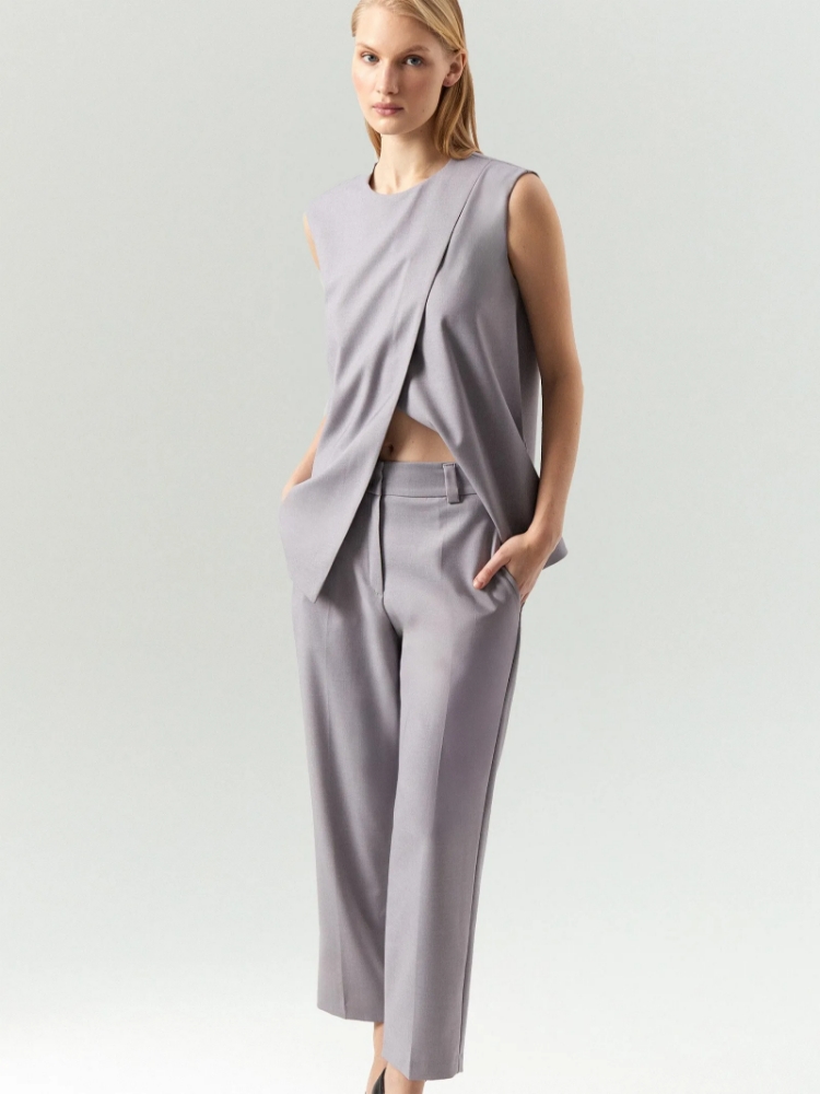 Брюки зауженного кроя ,
60% полиэстер, 37% вискоза, 3% эластан ,