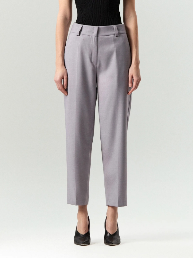 Брюки зауженного кроя ,
60% полиэстер, 37% вискоза, 3% эластан ,