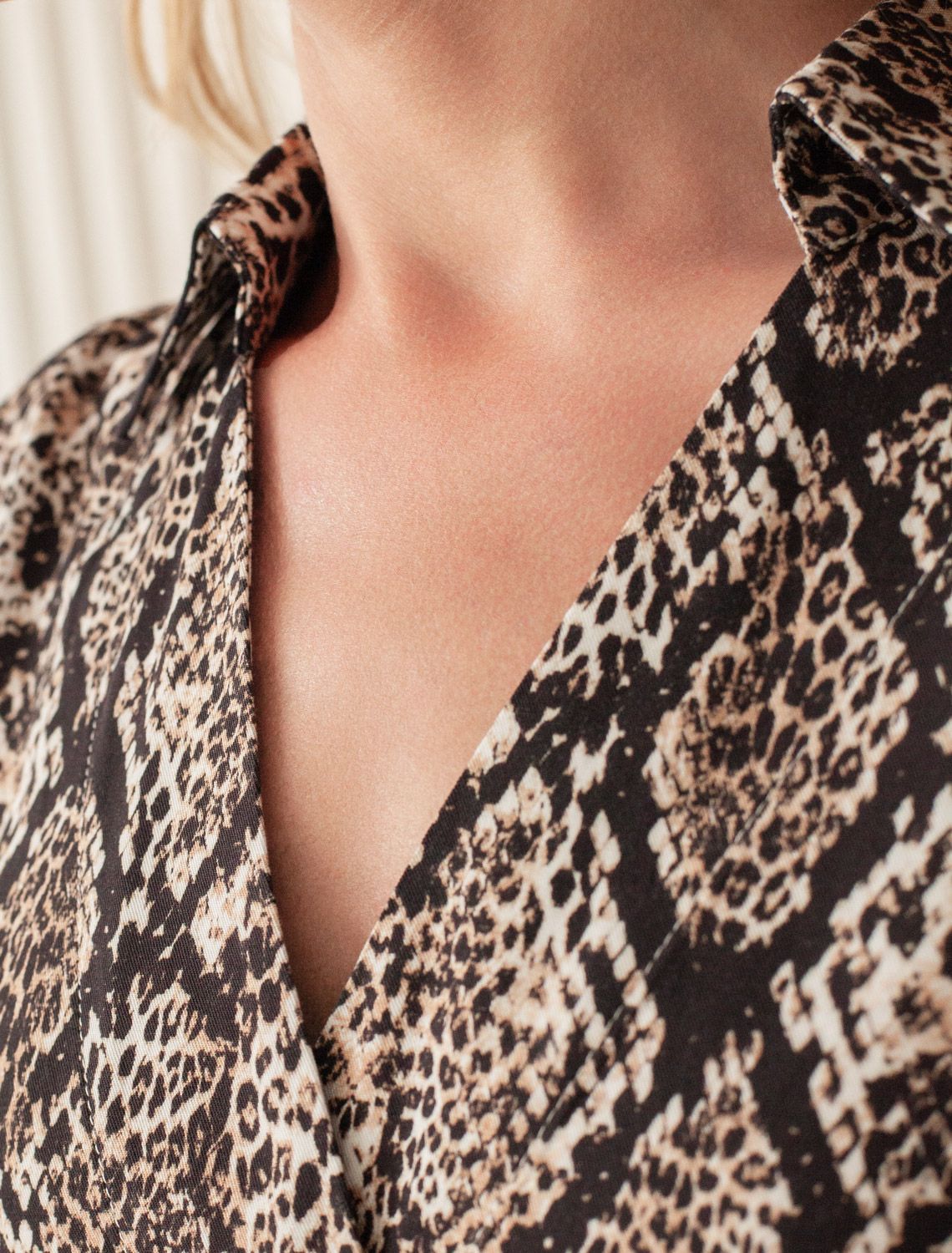 Платье на запАх из вискозы с принтом D22.258 черный-коричневый