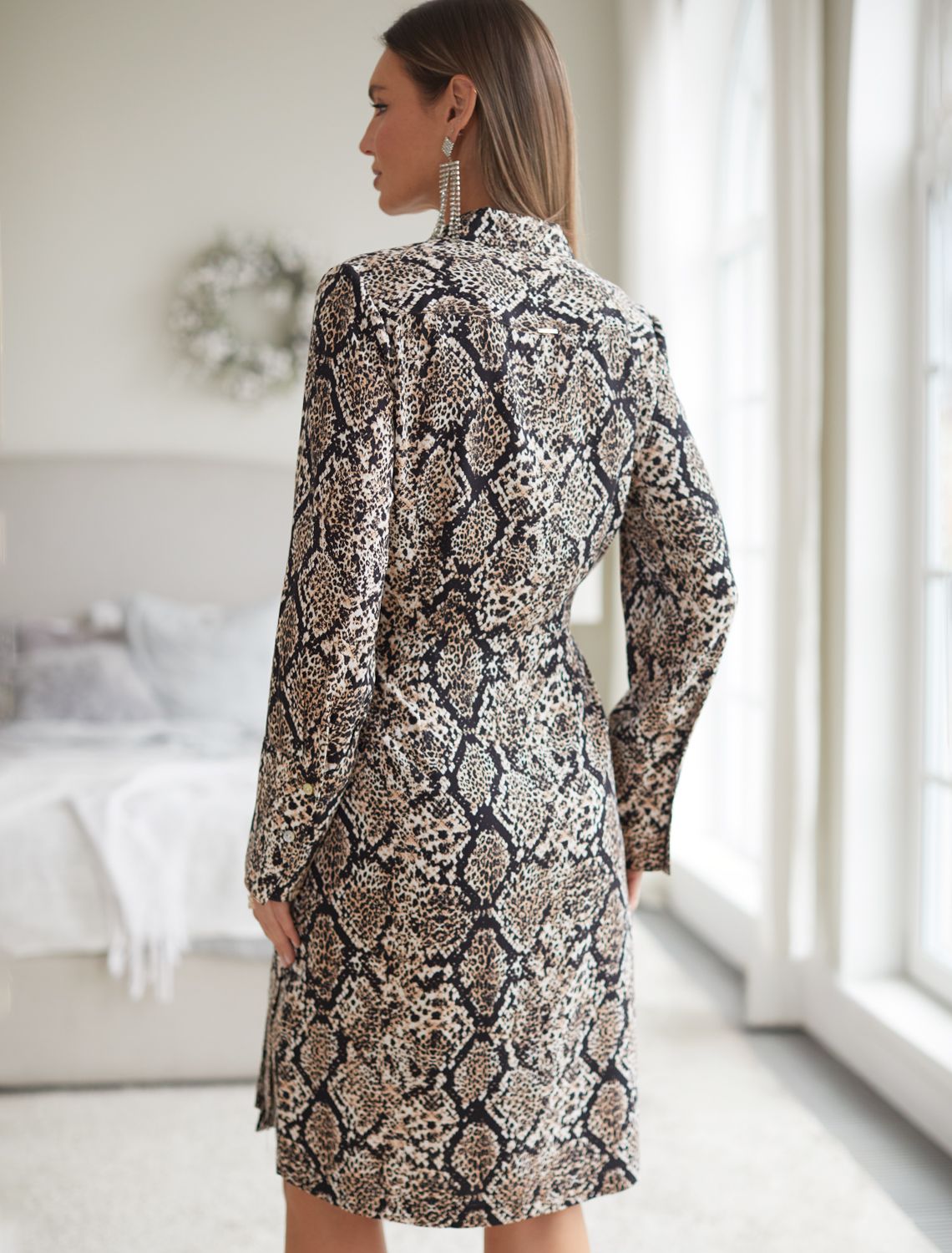 Платье на запАх из вискозы с принтом D22.258 черный-коричневый