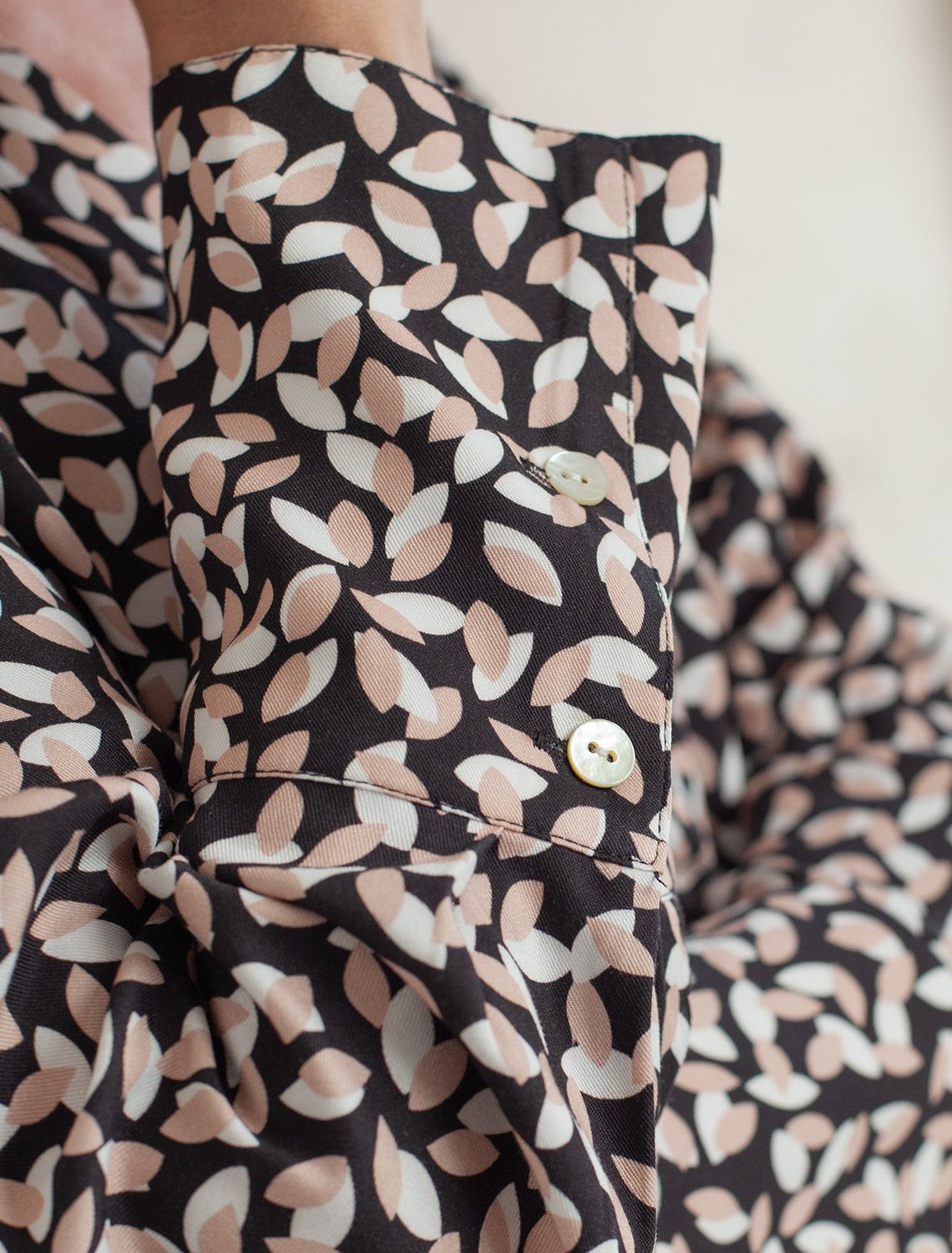 Платье на запАх из вискозы с принтом D22.258 черный-бежевый