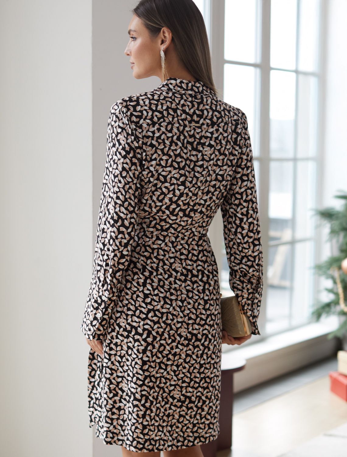 Платье на запАх из вискозы с принтом D22.258 черный-бежевый