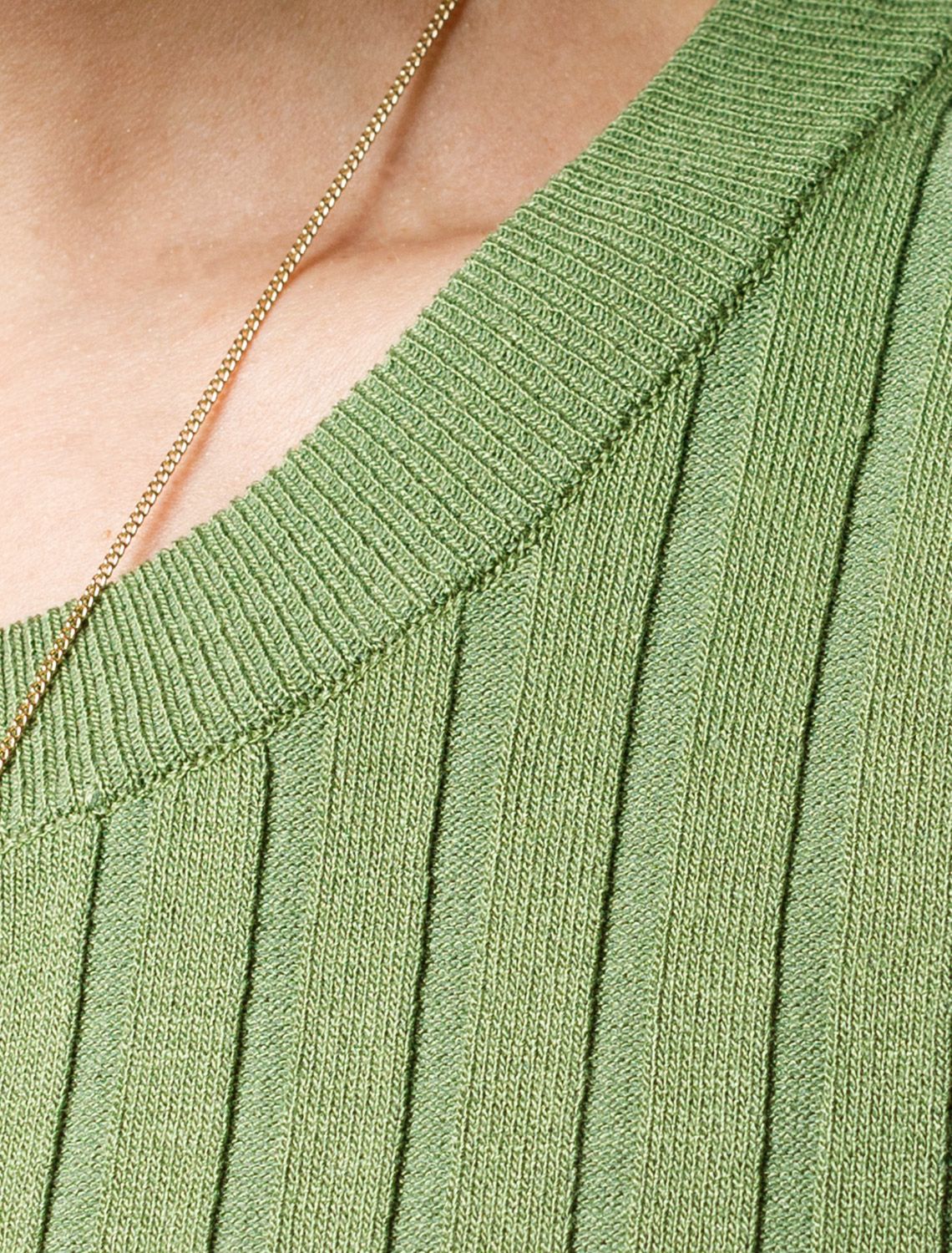 Джемпер тонкой вязки из вискозы с нейлоном D39.318 зеленый