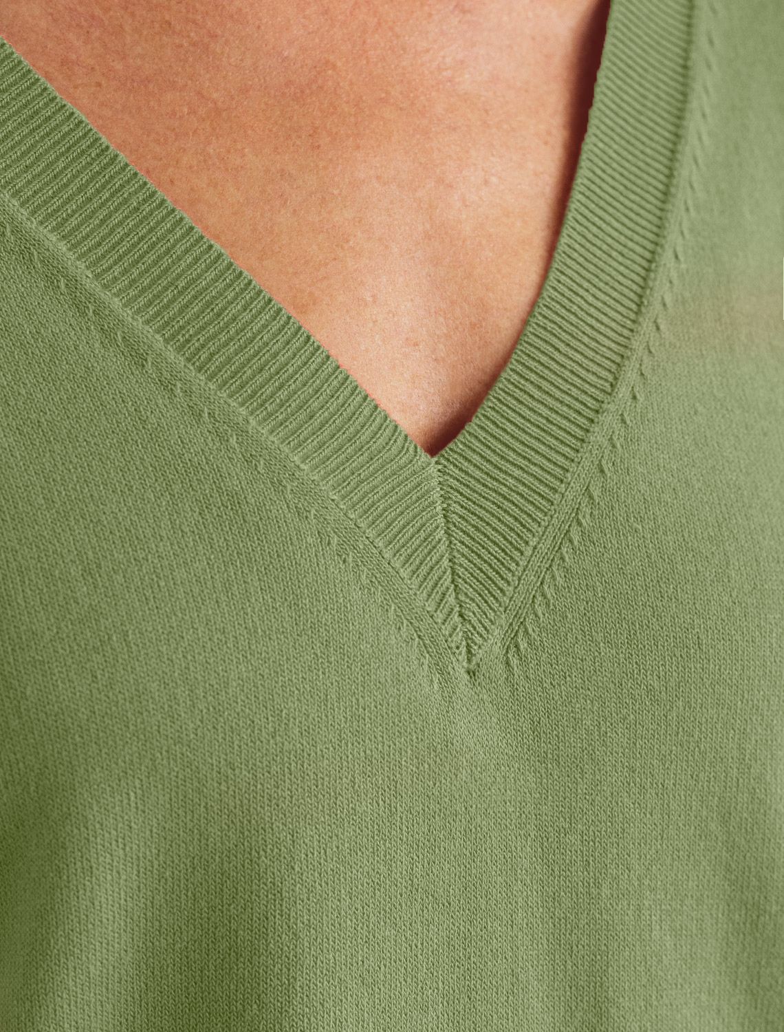 Джемпер тонкой вязки из вискозы с нейлоном D39.355 зеленый
