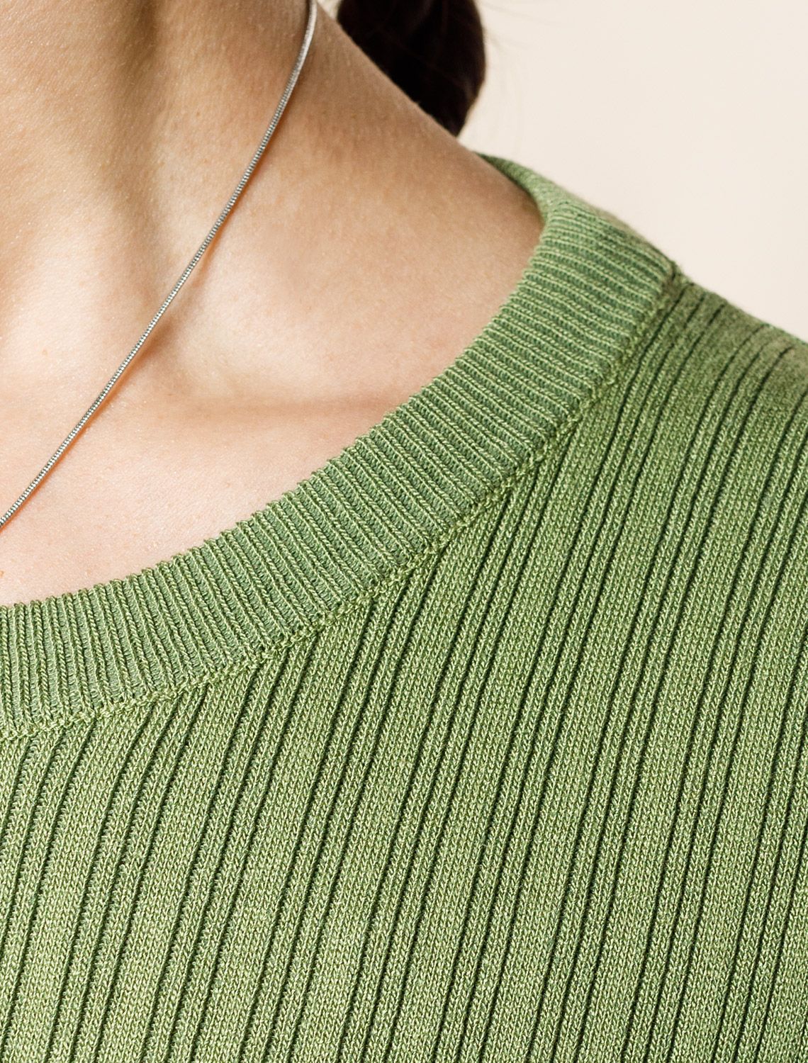 Джемпер тонкой вязки из вискозы с нейлоном D39.347 зеленый