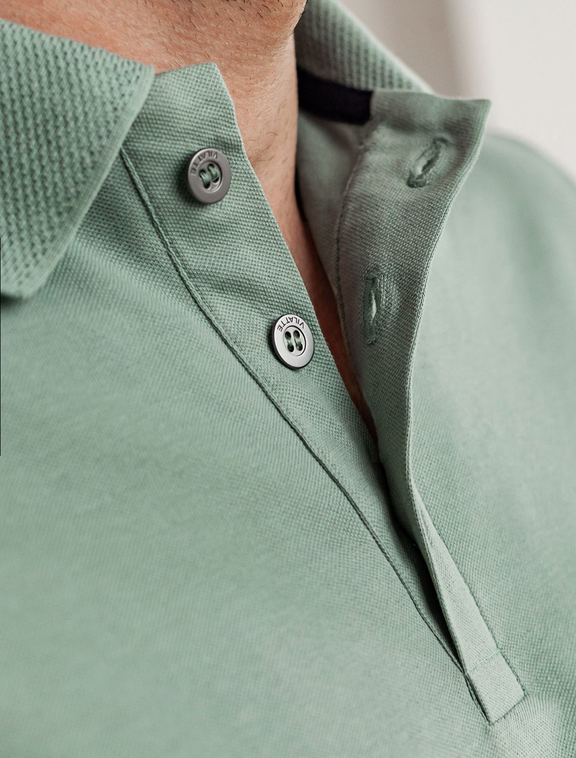 Футболка-поло из фактурного трикотажа U49.017 св.оливковый