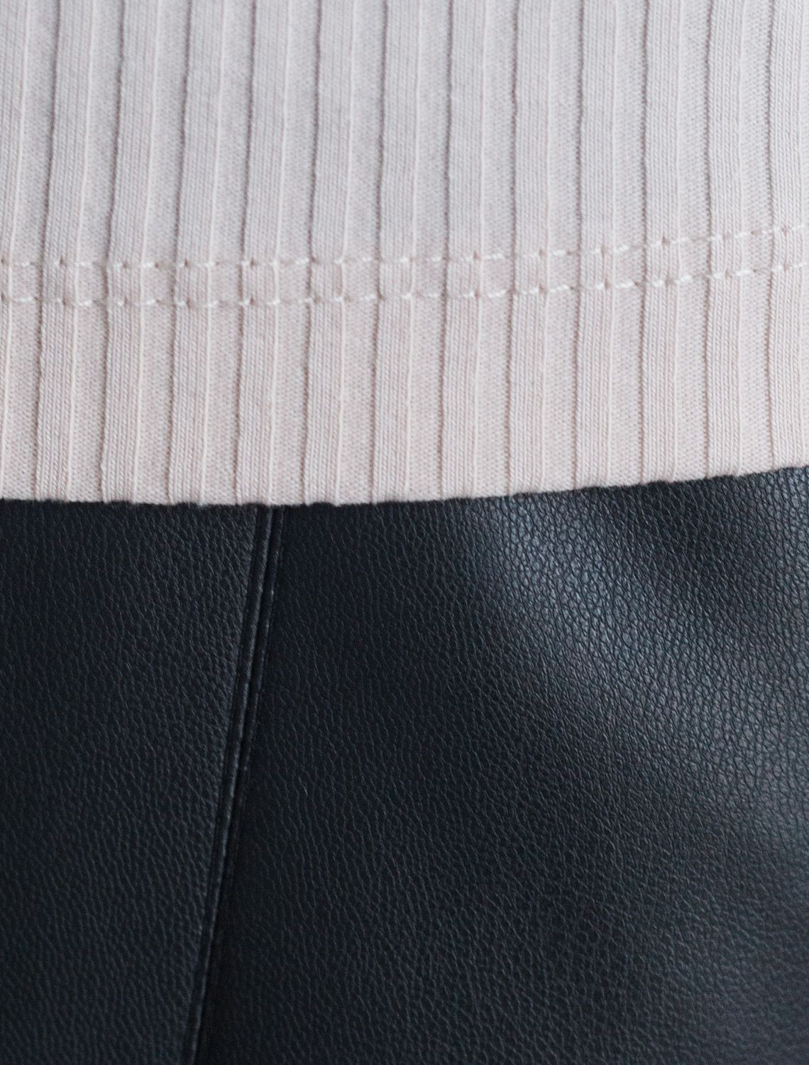 Футболка из трикотажа в широкий рубчик D49.105 овсяный