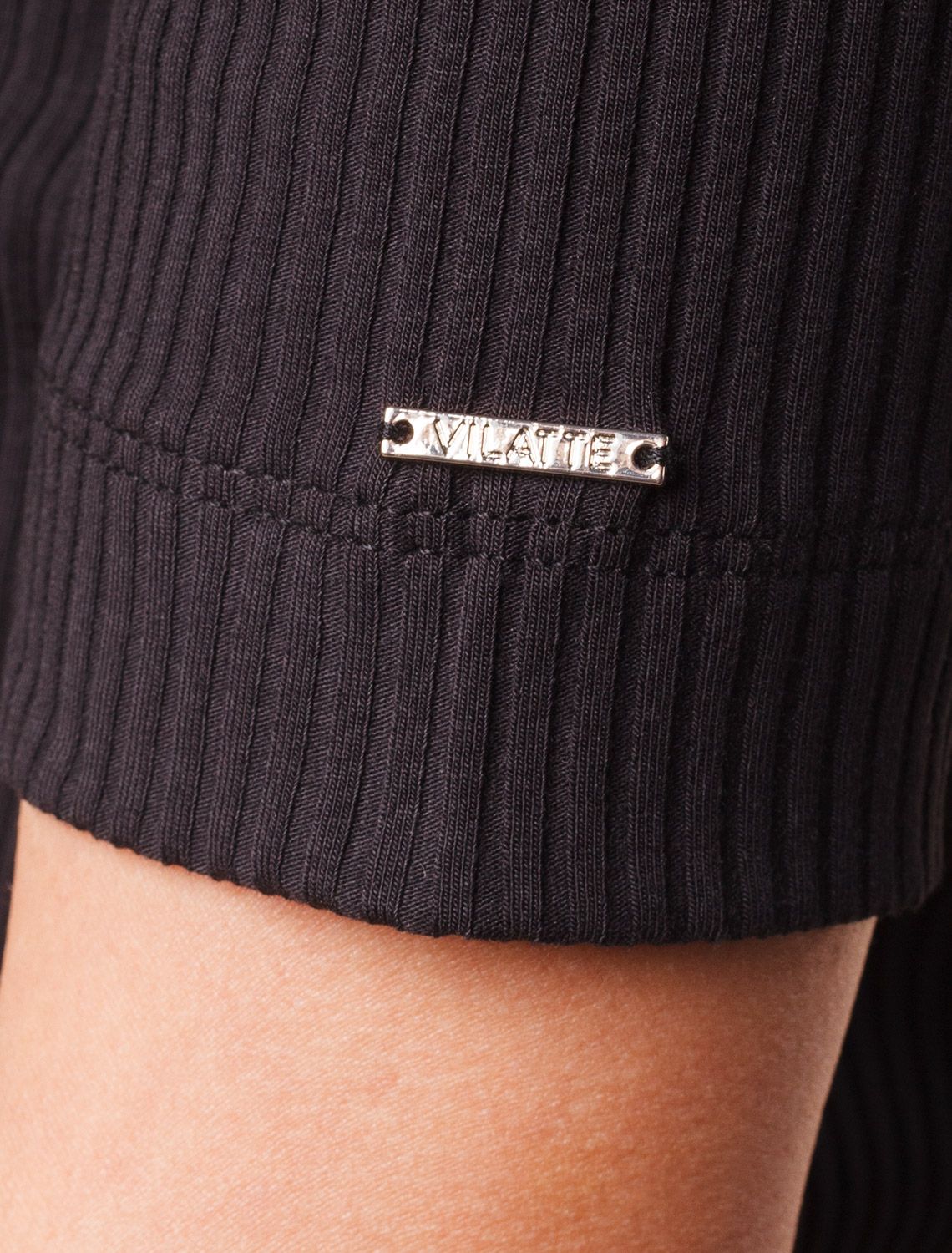 Водолазка из фактурного трикотажа в рубчик D49.108 черный