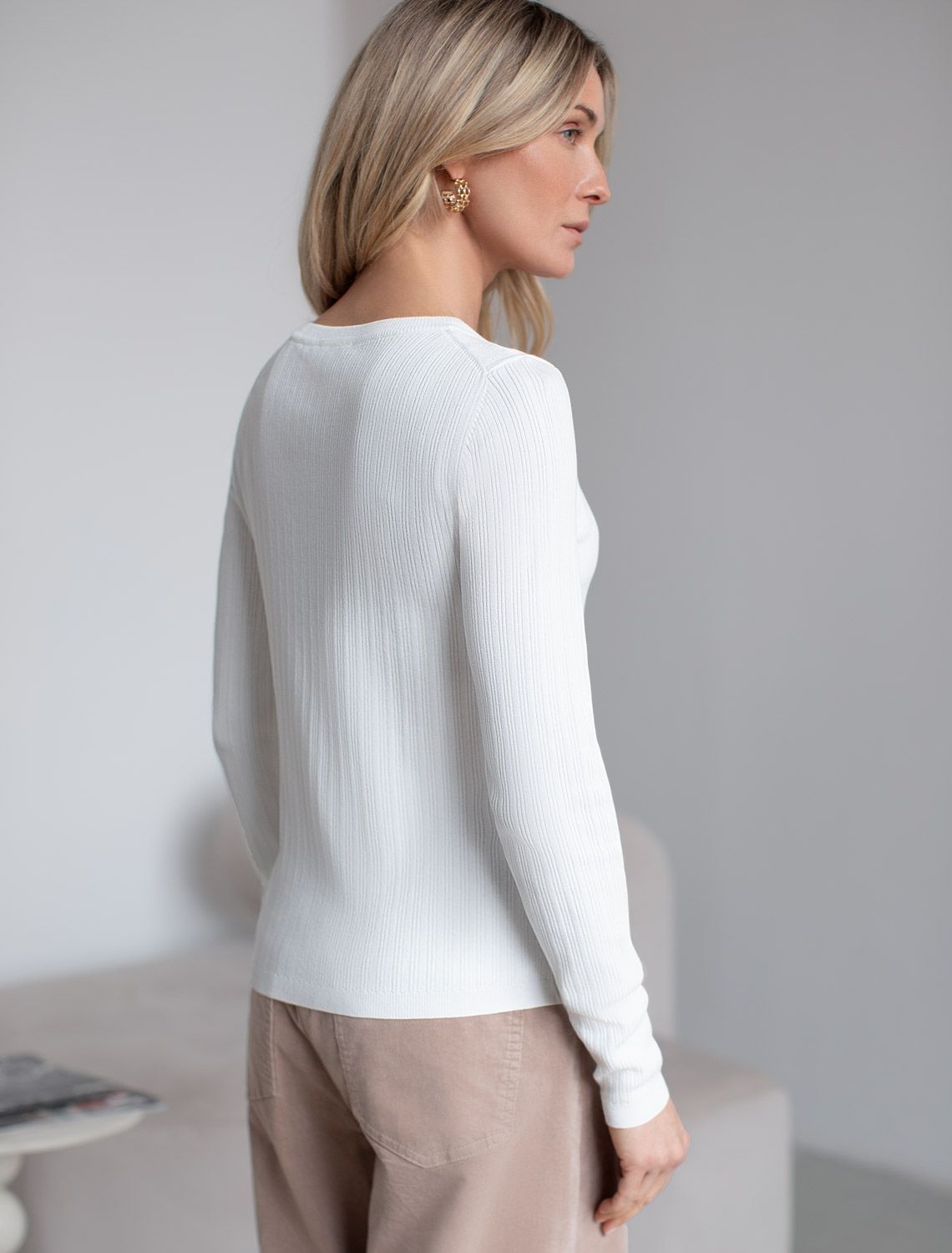 Джемпер тонкой вязки из вискозы с нейлоном D39.347 натуральный белый